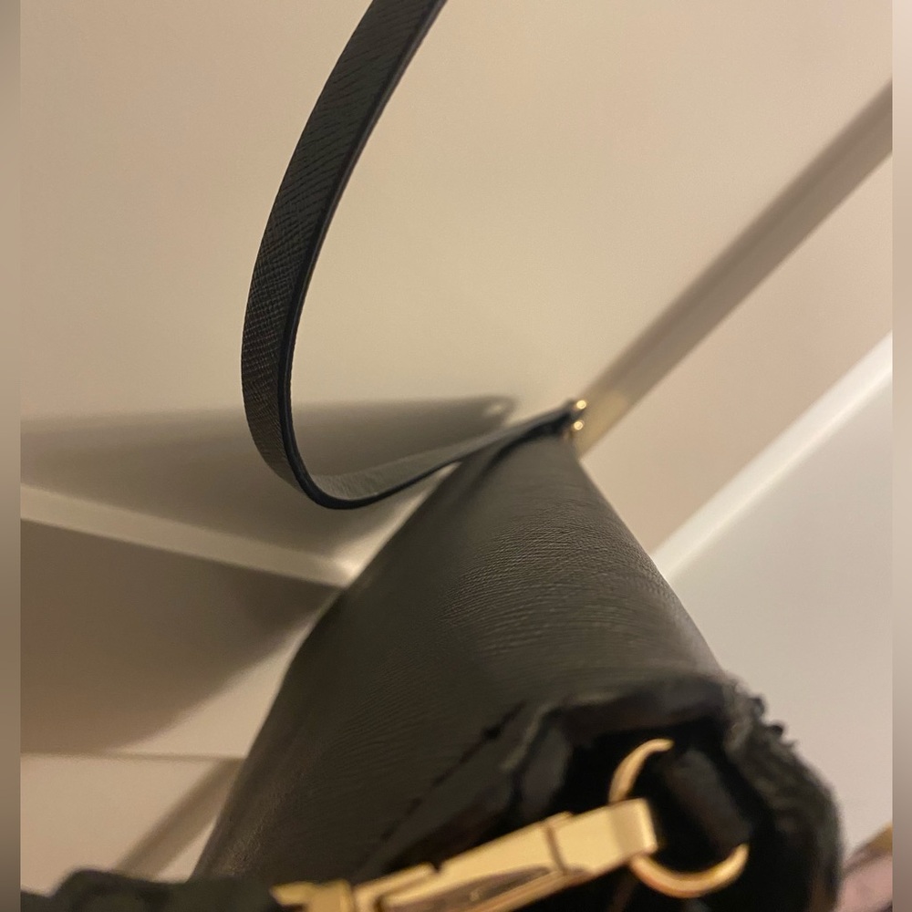 Black h&m purse with ruffle design - Picture 5 of 10